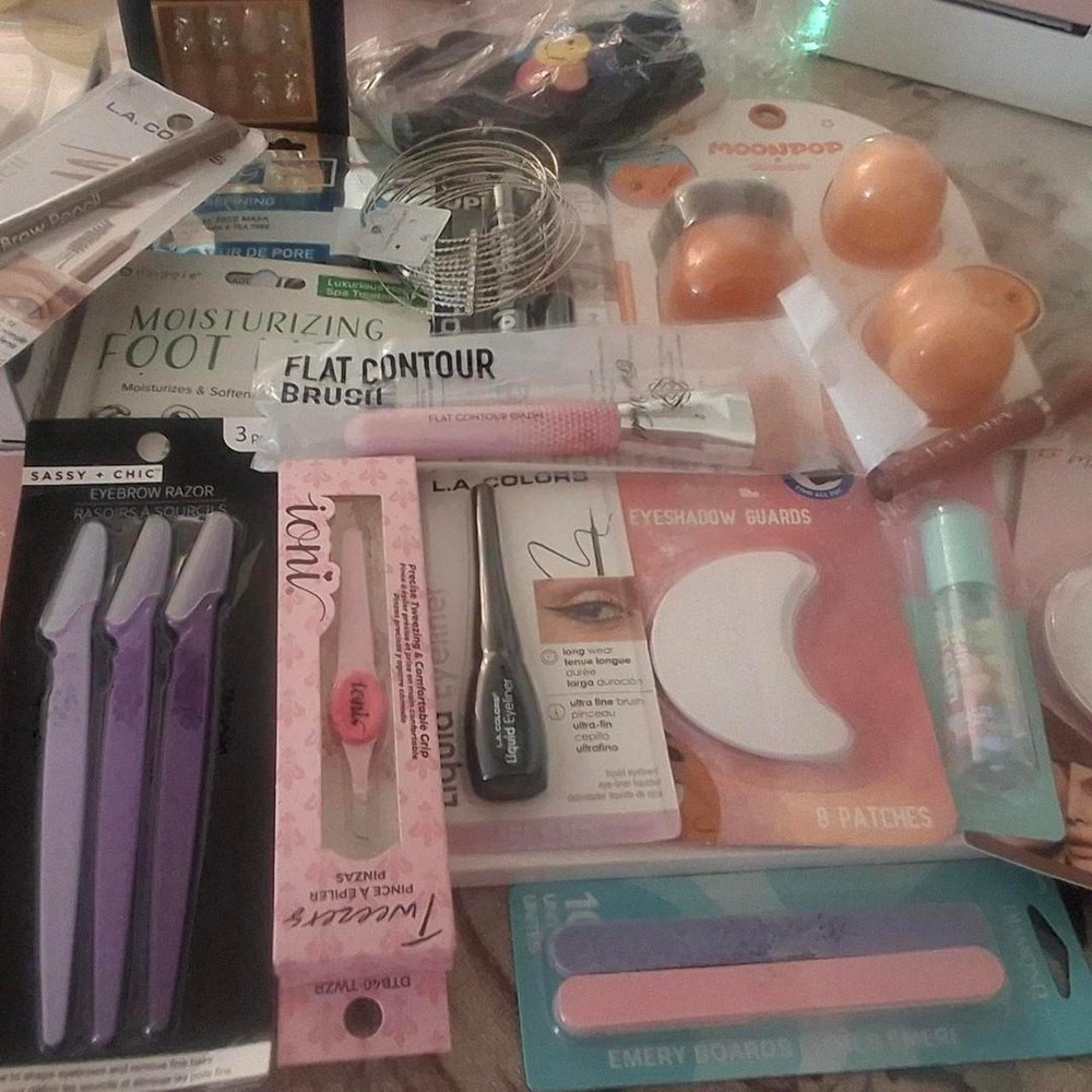 Makeup bundle - Picture 2 of 2